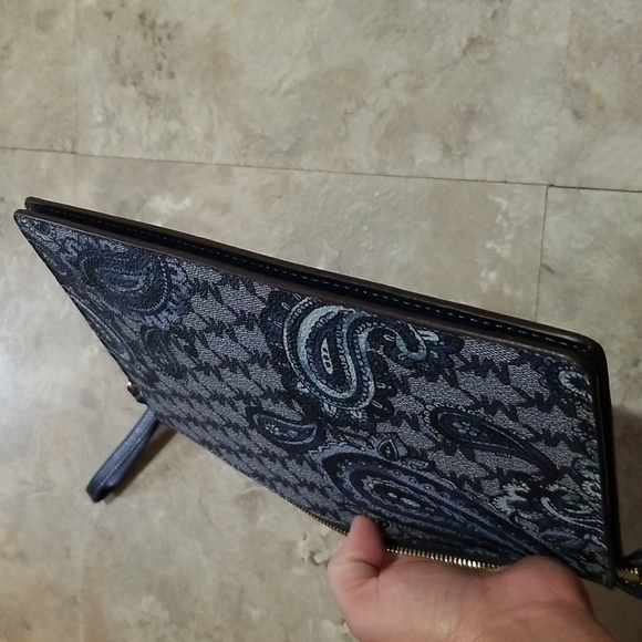 Michael kors wristlet. - Picture 5 of 8